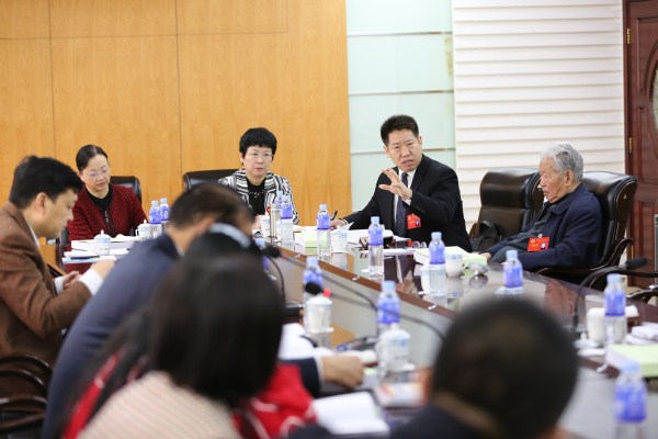 省政协委员继续分组讨论《政府工作报告》