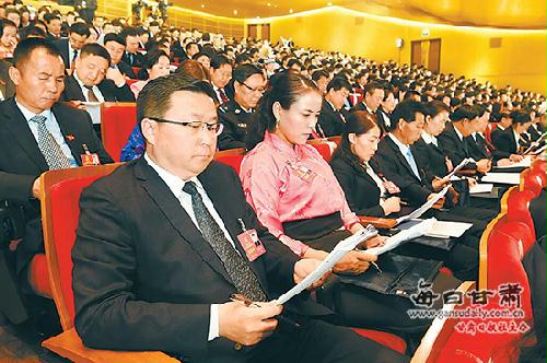 出席甘肃省第十三次党代会的代表认真聆听大会报告