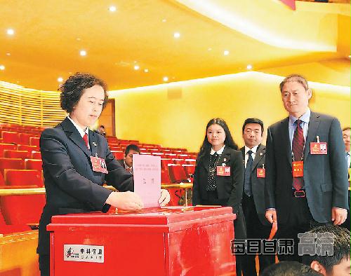 出席甘肃省第十三次党代会的代表进行投票