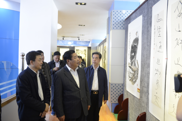 摄影展在兰开幕 省政协副秘书长,办公厅主任张永贤主持开幕式