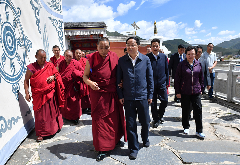 在甘南州碌曲县西仓寺,欧阳坚对德哇仓活佛为促进宗教和谐,维护