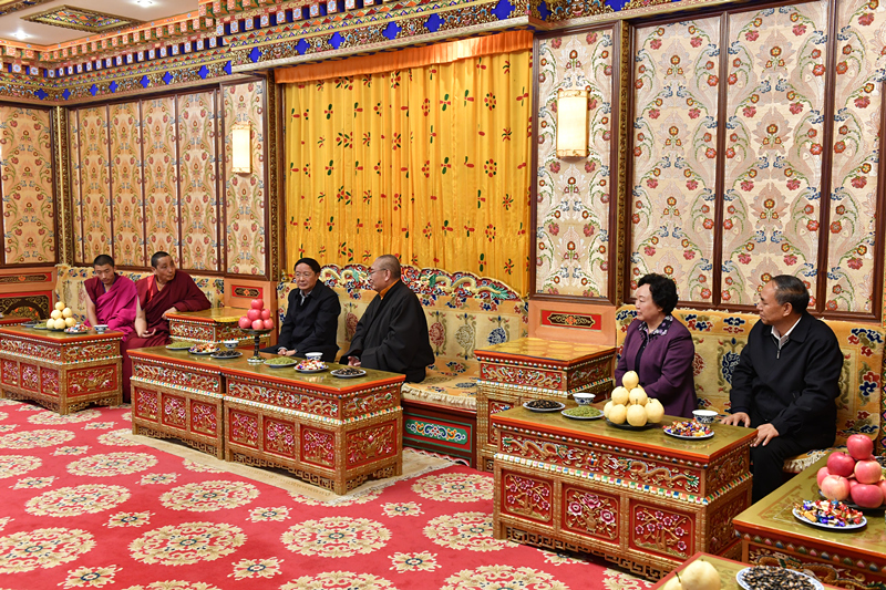 欧阳坚在甘南兰州走访慰问民族宗教界代表人士时强调